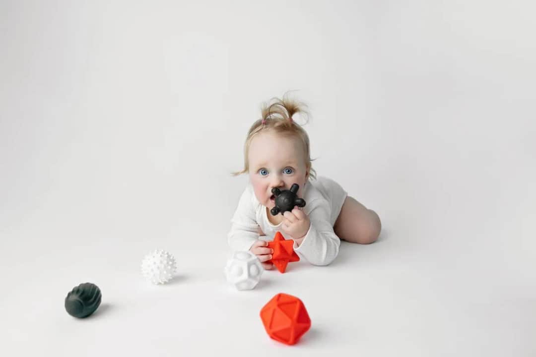 Piłeczki sensoryczne akuku: Czy to najlepsza zabawka dla niemowlaka?