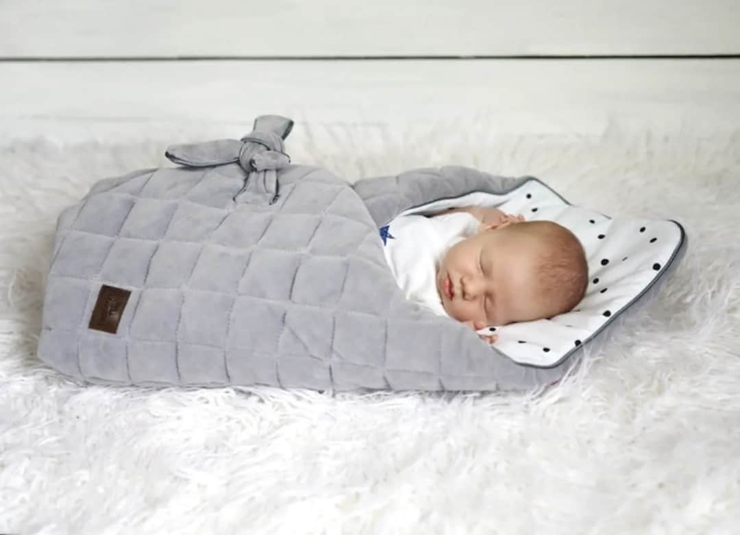 W czym powinien spać niemowlak? Kompletny przewodnik dla rodziców