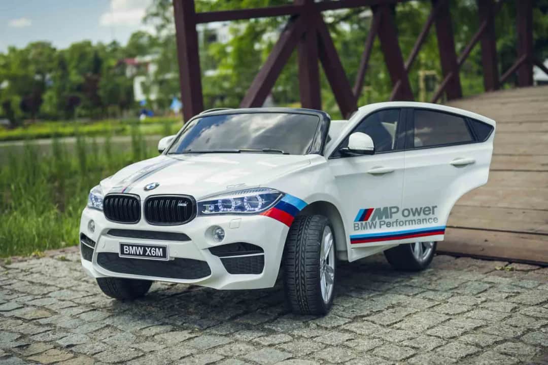 Idealny samochód-zabawka? Wybierz bezpieczne auto na akumulator!